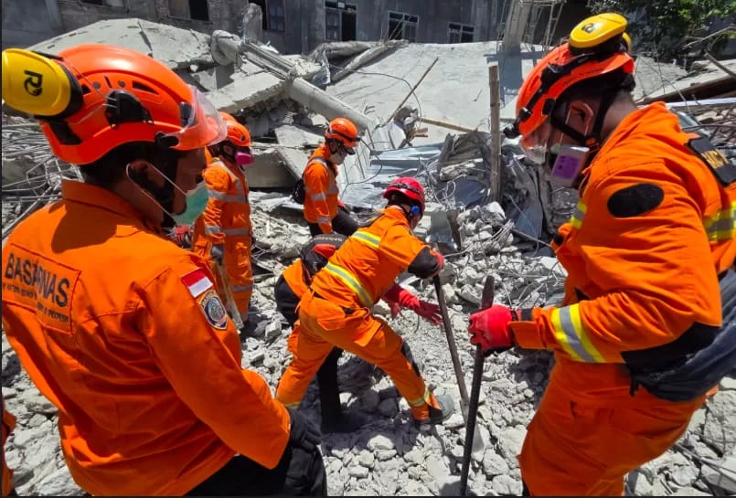 Polda Jatim kumpulkan 28 barang bukti termasuk beton dan tulangan dari runtuhan Pondok Pesantren Al Khoziny Sidoarjo.