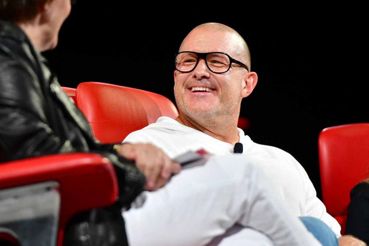 Foto Jony Ive saat berdiskusi dengan Sam Altman.