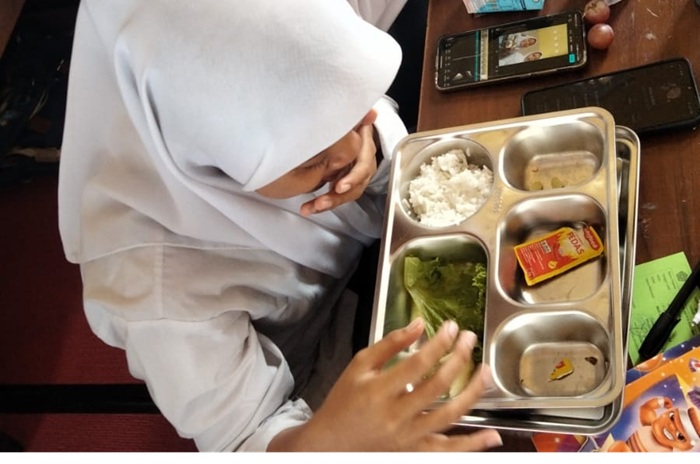 Santri Ponpes Ash Shomadiyah menyantap menu MBG hari pertama, kemarin (6/10).