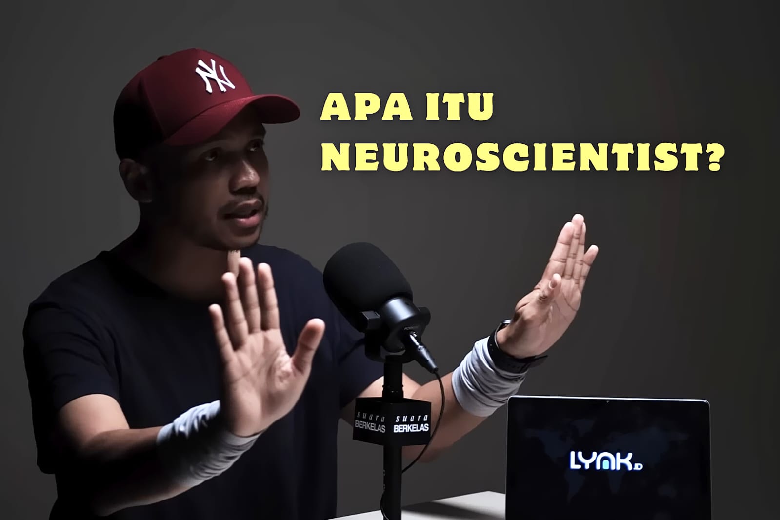Seorang ahli neurosains sedang memberikan penjelasan tentang fungsi otak.