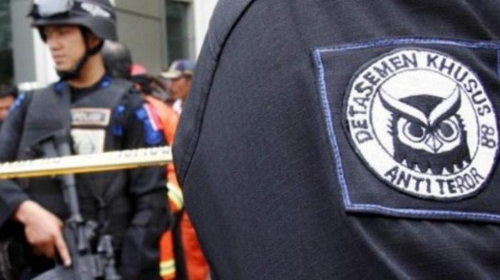 Petugas Densus 88 Antiteror Polri mengamankan barang bukti dari rumah salah satu terduga pendukung ISIS di Sumatera Barat, Senin (6/10).