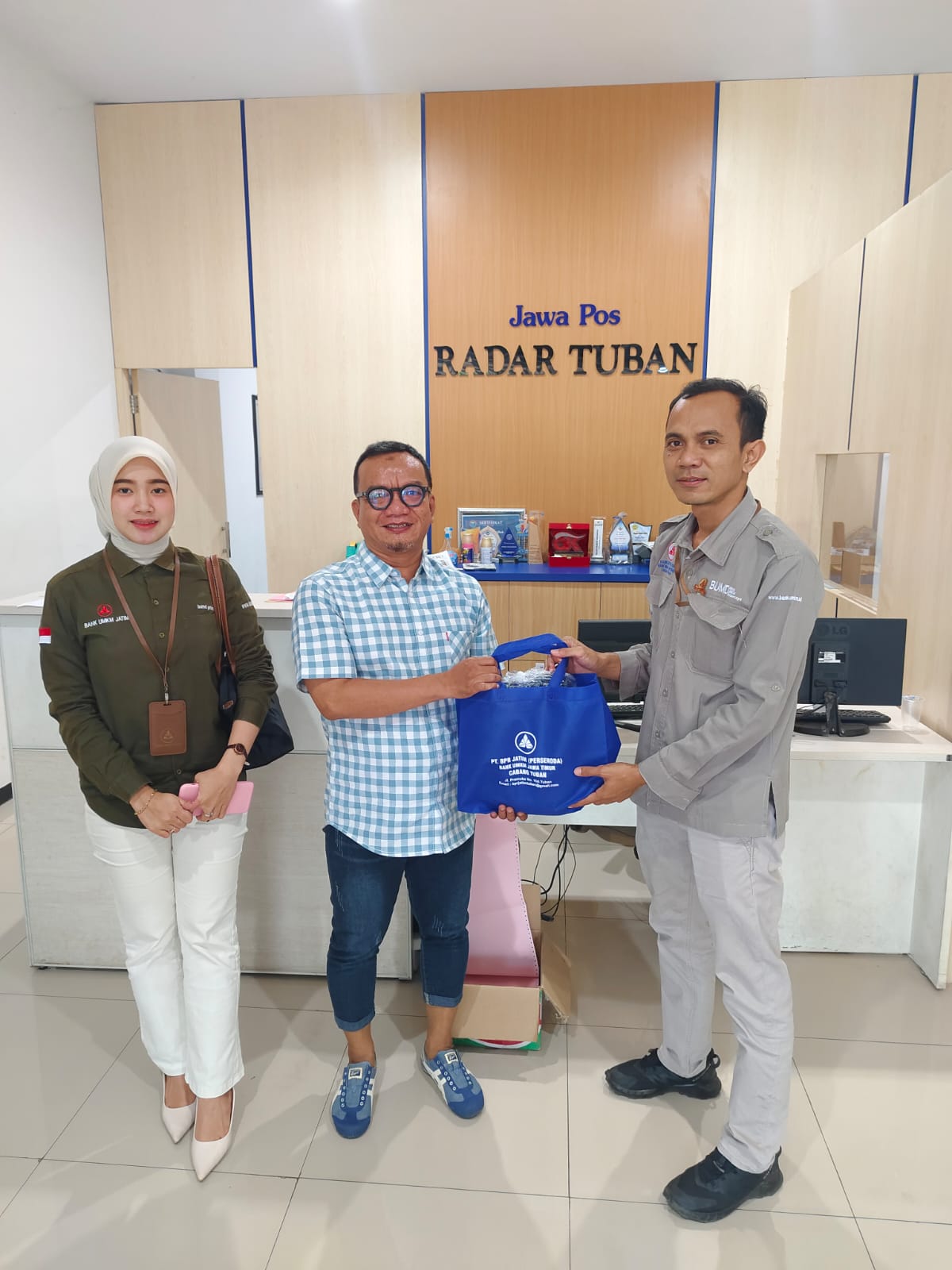 Perwakilan Bank UMKM Jatim, Novira Putri Anggraini dan Arif Indrayanto Pramono, berkunjung ke kantor Jawa Pos Radar Tuban yang diterima Ardian Ananto, manajer keuangan dan HRD Radar Tuban