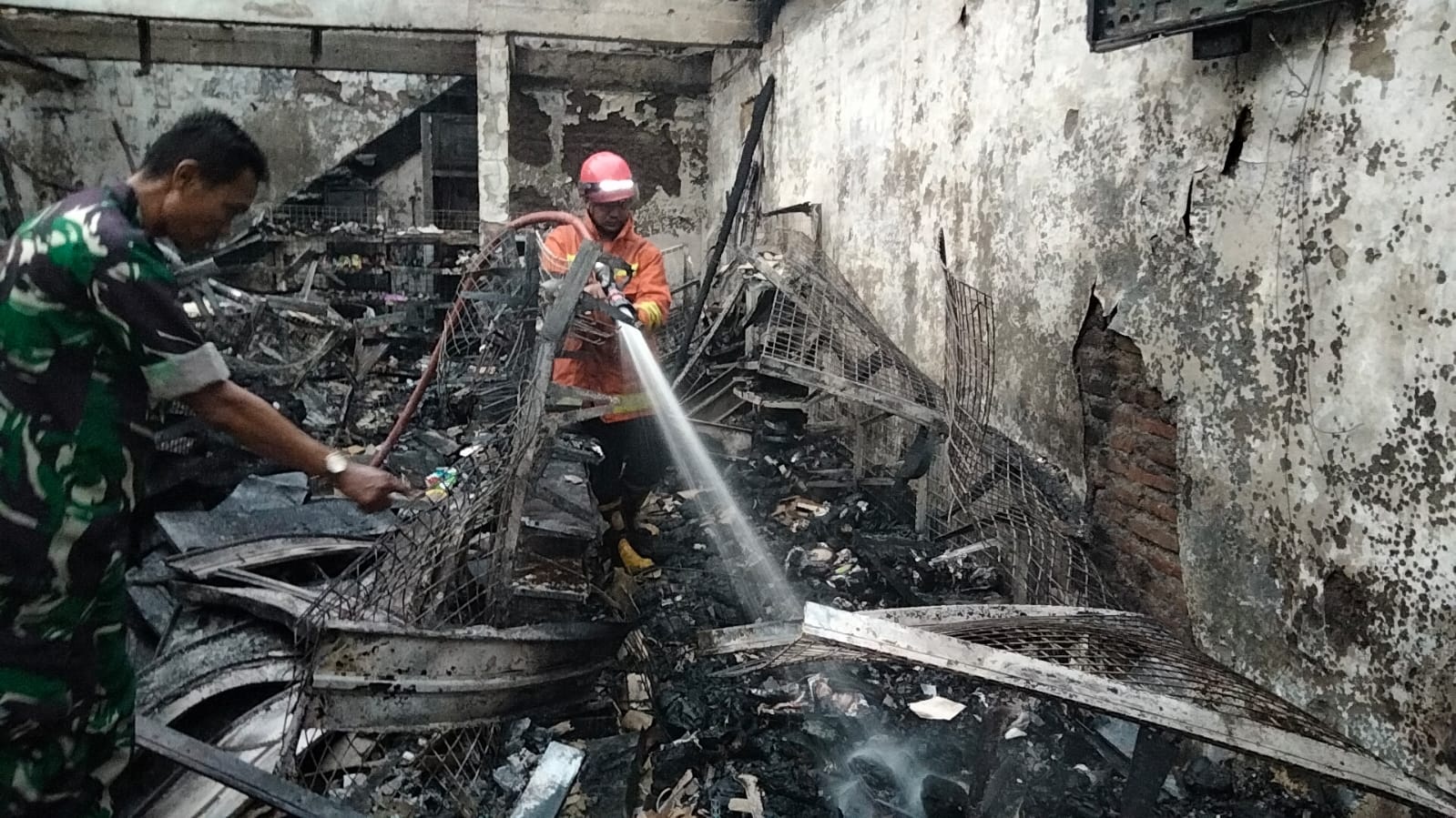Petugas Damkar Tuban melakukan pemadaman kobaran api di minimarket wilayah Kecamatan Kerek, kemarin (7/10) dini hari.