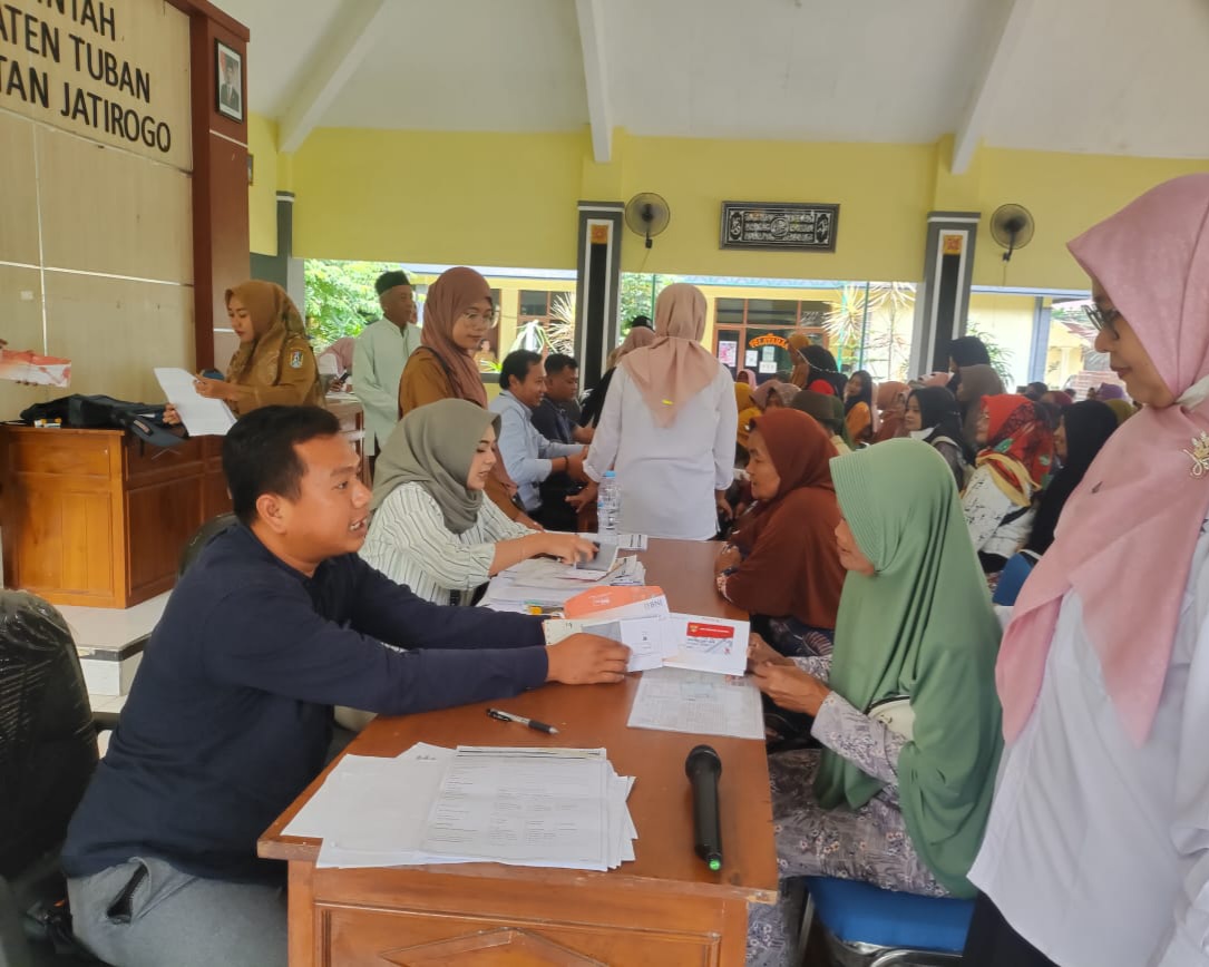 Ratusan penerima manfaat bansos PKH dan BPNT di Kecamatan Jatirogo menerima Kartu Keluarga Sejahtera yang dikeluarkan oleh Kementerian Sosial.