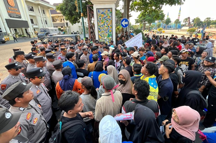 Ratusan eks PKL Alun-Alun Tuban menggelar aksi unjuk rasa di depan kantor Pemkab Tuban. Mereka menuntut kembali berjualan di alun-alun.