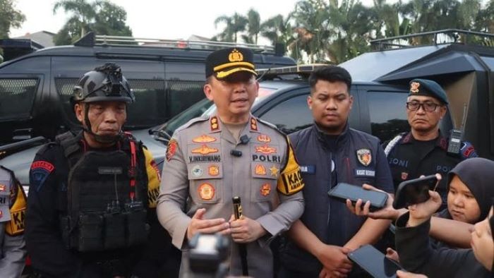 Tim kepolisian melakukan pengecekan terhadap dua sekolah yang terima pesan teror bom.