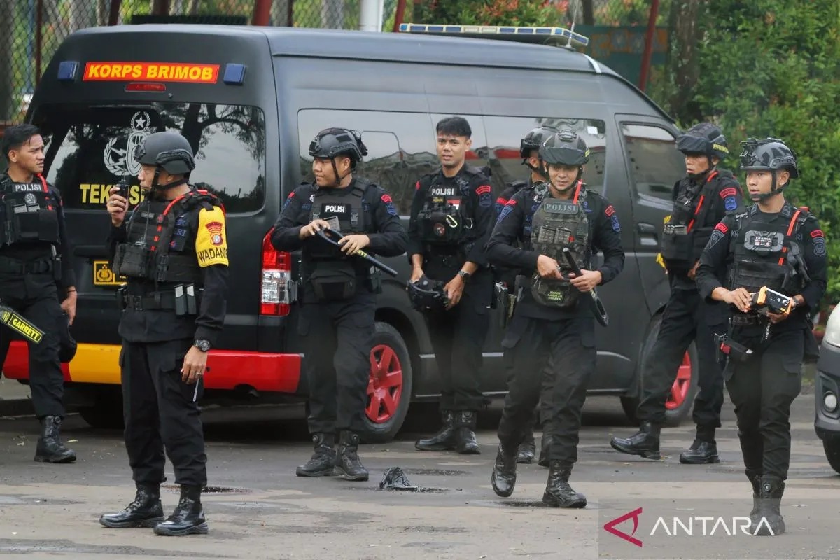 Sejumlah personil Gegana Brimob Polda Metro Jaya usai melakukan penyisiran gedung sekolah karena adanya ancaman bom