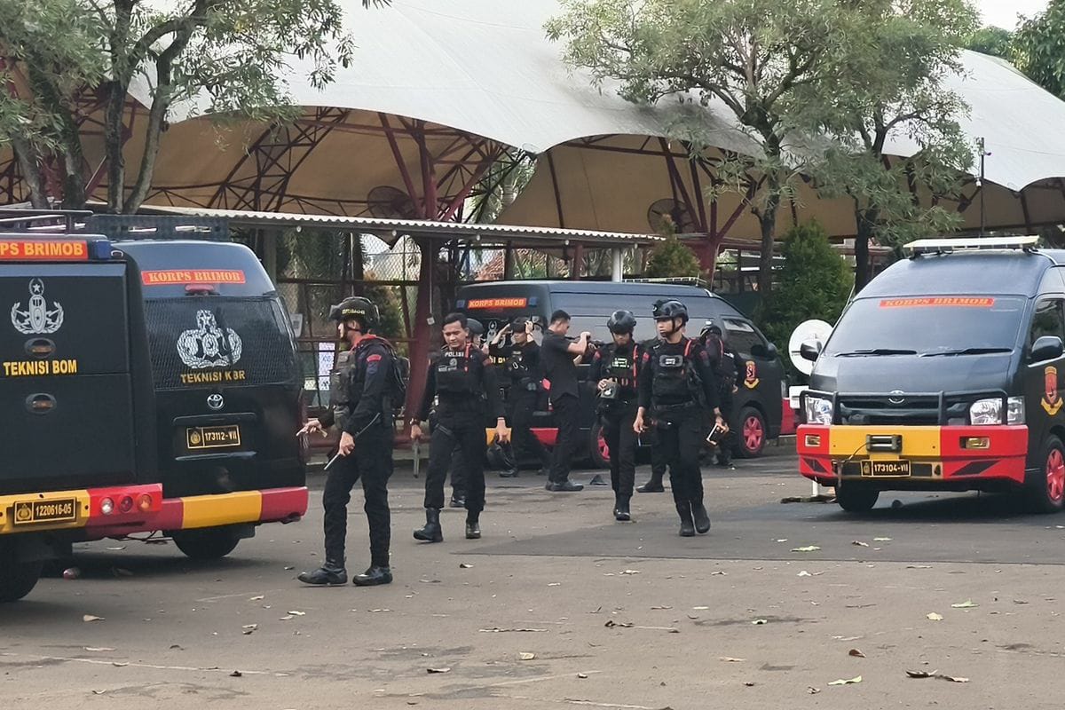 Tim gabungan kepolisian yang tengah mengamankan dua sekolah internasional