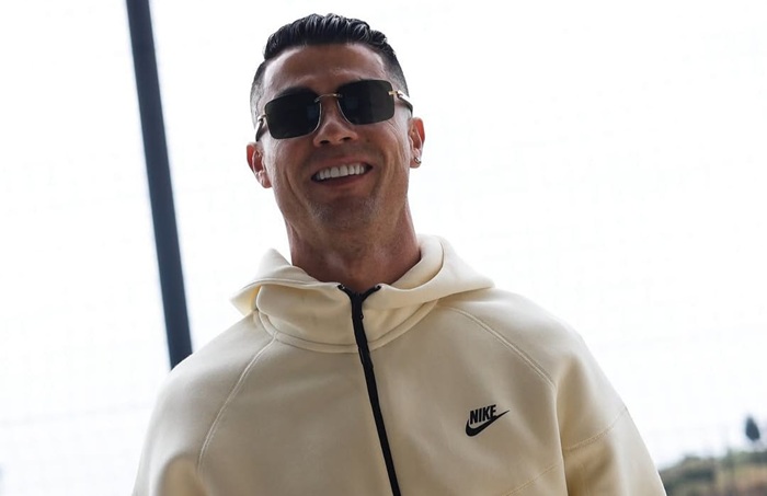 Cristiano Ronaldo, pesepakbola profesional pertama di dunia yang berstatus sebagai miliarder.
