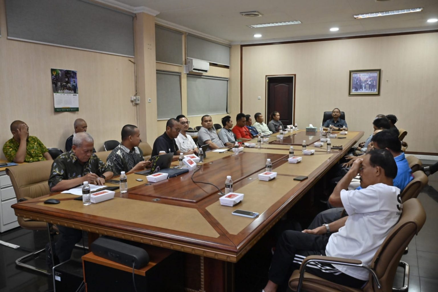 Ketua Umum KONI Jatim, M Nabil bersama para ketua dan perwakilan cabor yang akan mengikuti PON Bela Diri 2025 Kudus.