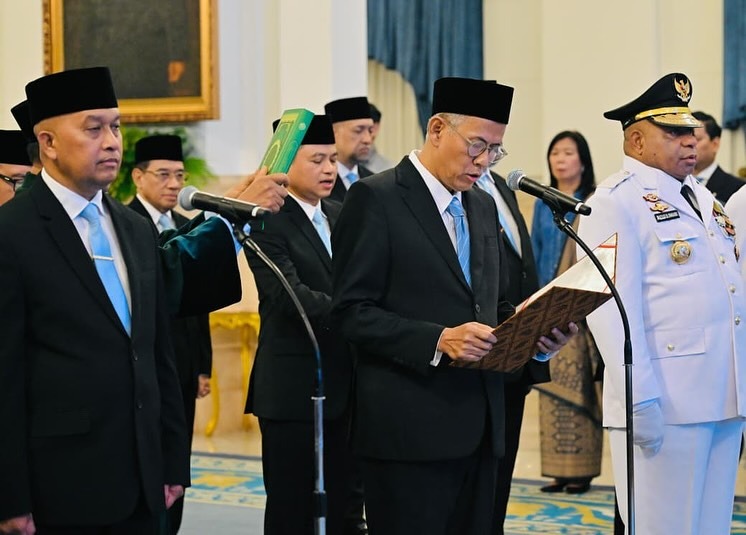 Presiden RI Prabowo Subianto memimpin upacara pelantikan dua wakil menteri dan dua asisten khusus presiden di Istana Negara, Jakarta, Rabu (8/10).