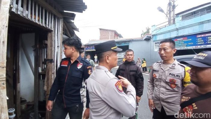 Polisi mengamankan lokasi penggerebekan pencabulan seorang kakek terhadap pria sebaya.