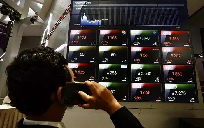 Emas dunia cetak rekor baru, tapi saham BBCA melemah tajam