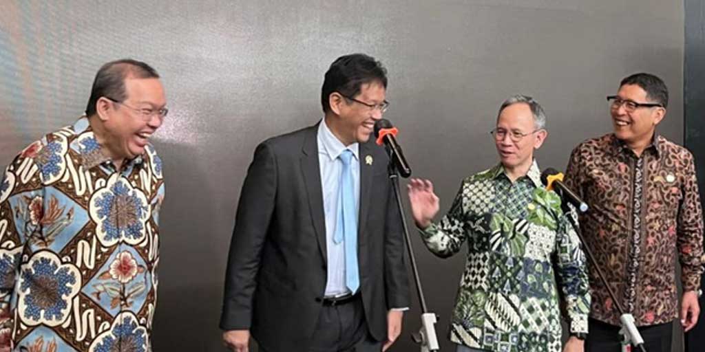 Menteri Keuangan Purbaya Yudhi Sadewa dalam konferensi pers setelah menggelar Dialog Pelaku Pasar Modal Bersama Menteri Keuangan RI di Gedung BEI, Jakarta, Kamis (09/10).