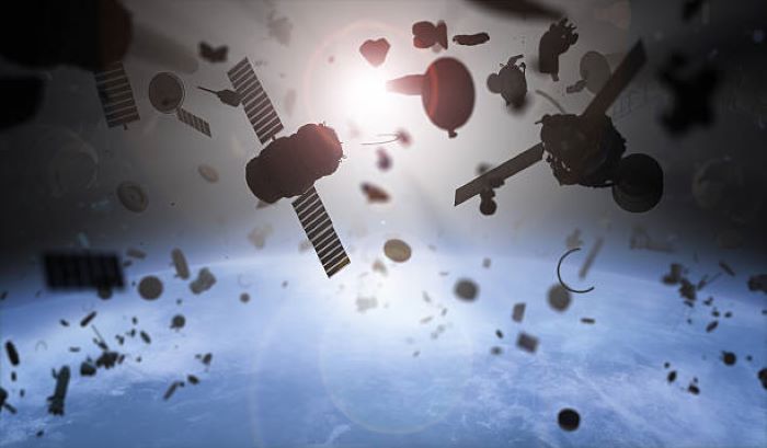 Ilustrasi sampah satelit yang dapat membahayakan manusia di bumi.