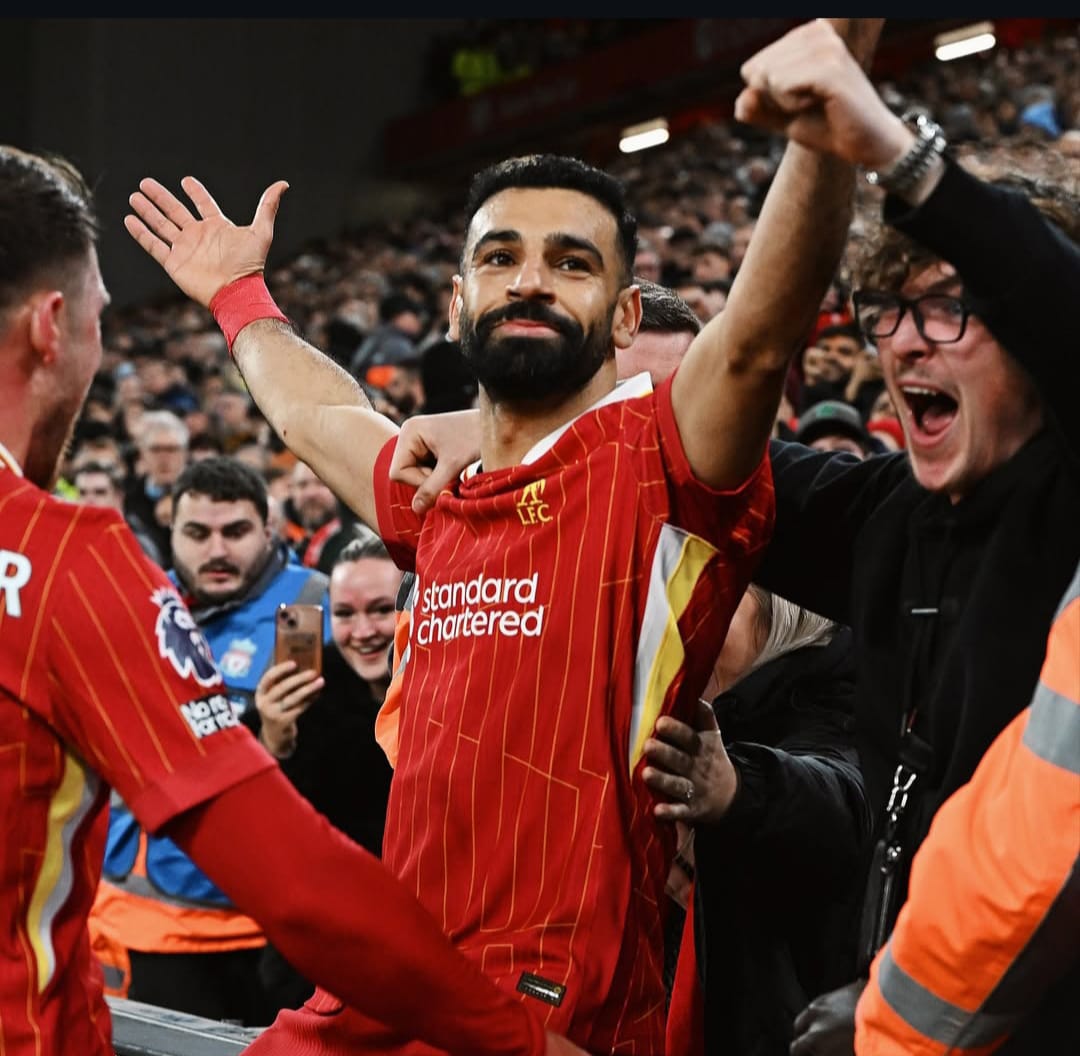 Mohamed Salah saat merayakan golnya bersama para suporter