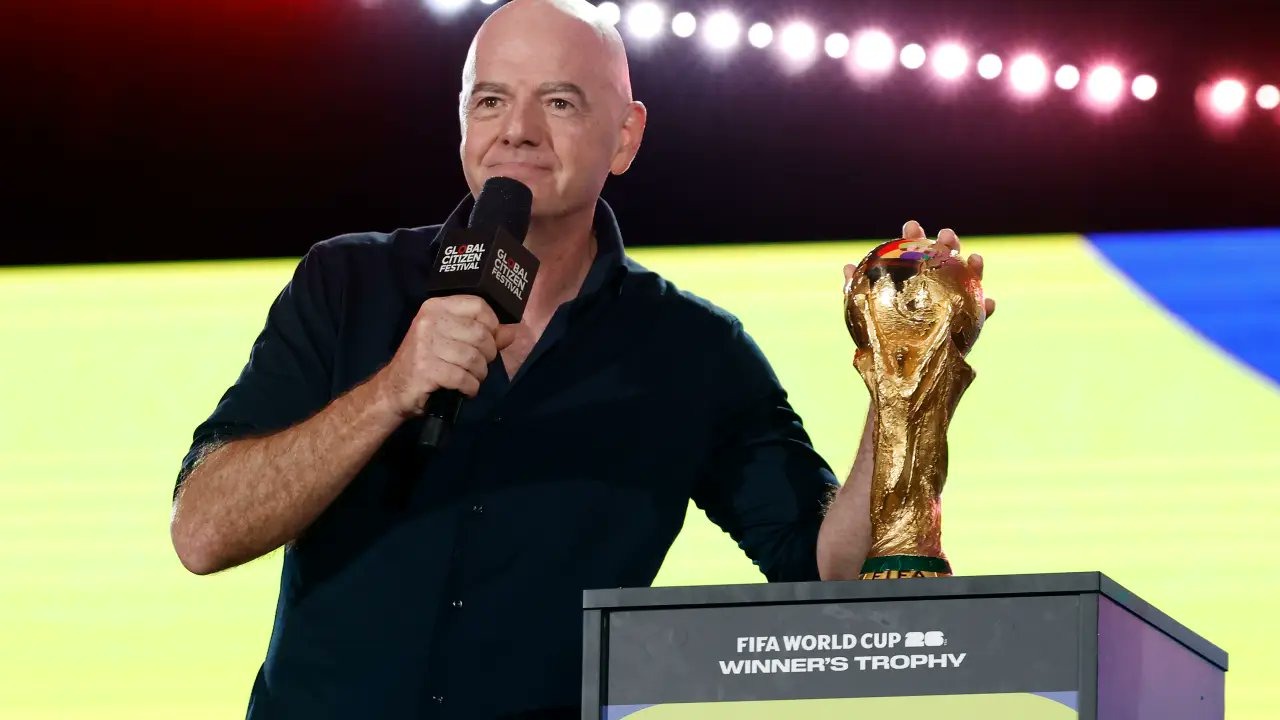 Presiden Federasi Sepak Bola Internasional (FIFA) Gianni Infantino dalam pembukaan Sidang Umum Asosiasi Klub Eropa di Roma, Kamis (9/10).