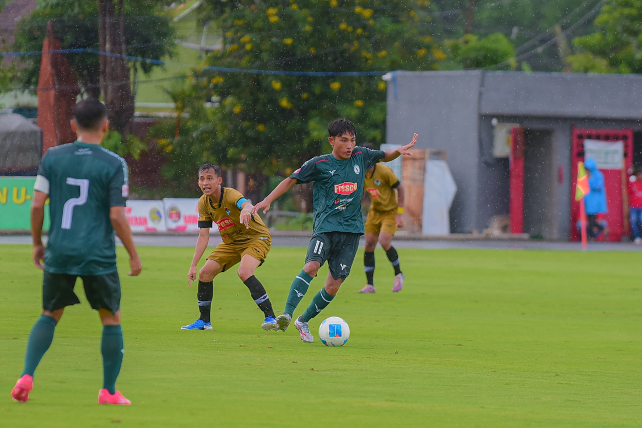 Aksi pemain Bumi Wali FC ketika berlaga pada kompetisi Liga 4 Jatim musim 2024.