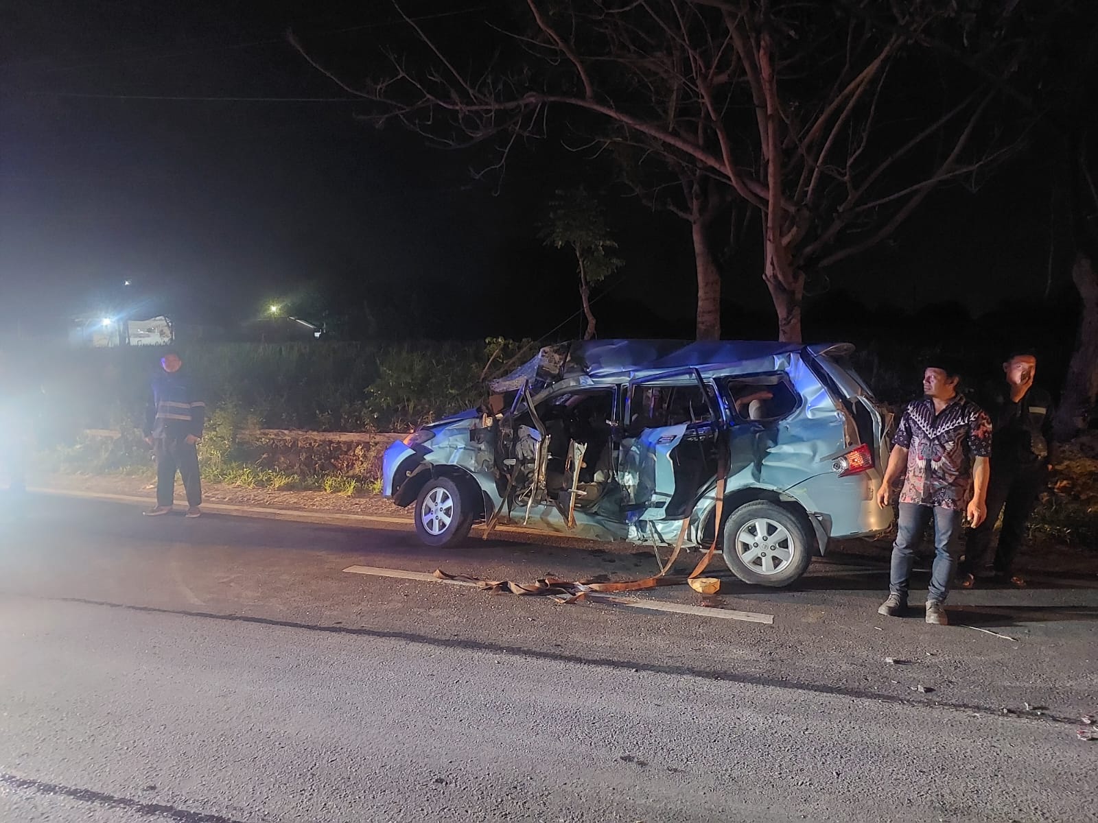 Mobil rombongan pengiring pengantin asal Pati terlibat tabrakan maut dengan truk di Desa Purworejo, Jenu.