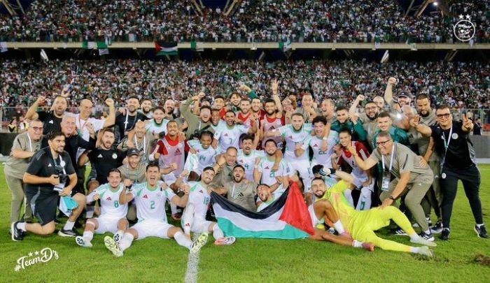 Para pemain dan staf tim nasional Aljazair berpose bersama usai memastikan tiket ke putaran final Piala Dunia 2026 setelah menaklukkan Somalia 3-0 pada laga Kualifikasi Grup G di Stadion Miloud Hadefi