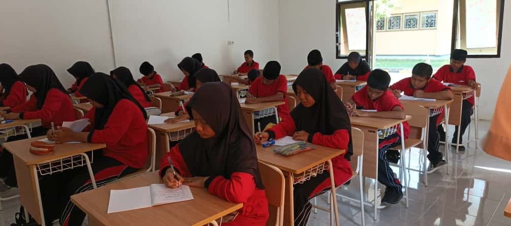 FOKUS BELAJAR: Para Siswa SR tampak fokus mengikuti kegiatan pembelajaran di dalam kelas.