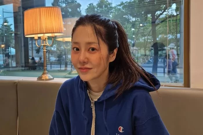 Go Hyun Jung pamerkan make up minimalisnya dan kenakan jaket biru ala anak muda.