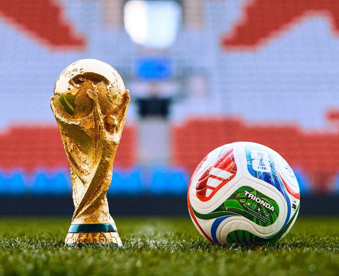 Ilustrasi trofi dan bola resmi piala dunia 2026