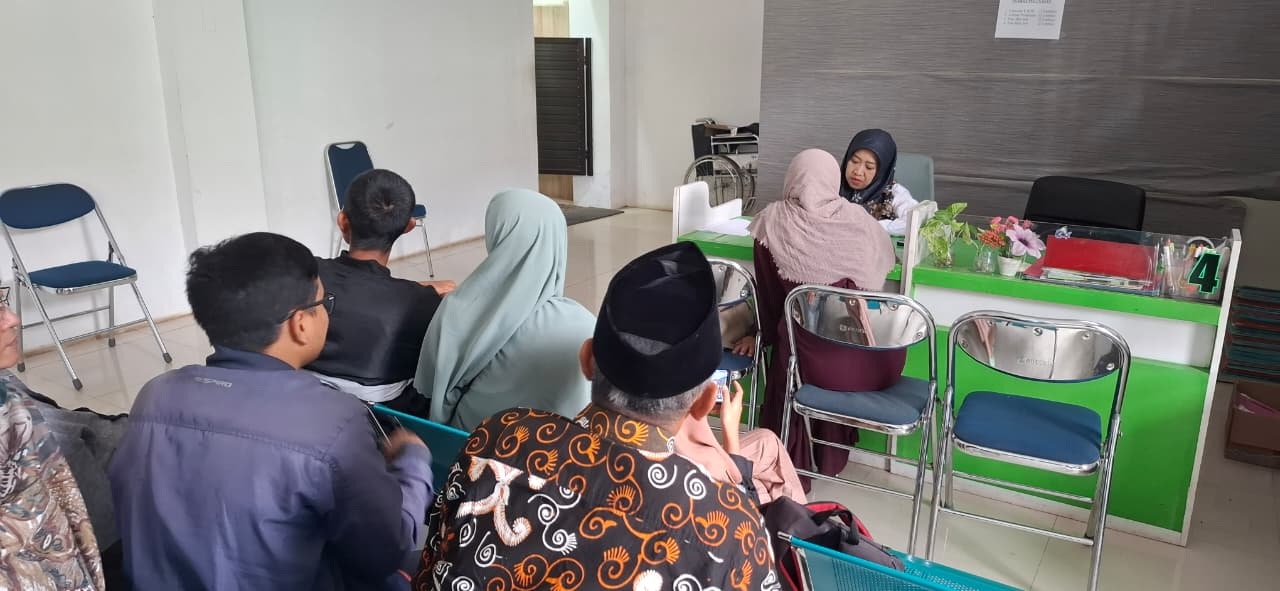 Staf di Pusat Layanan Haji dan Umrah Terpadu (PLHUT) Kemenag Tuban menerima berkas dari CJH.