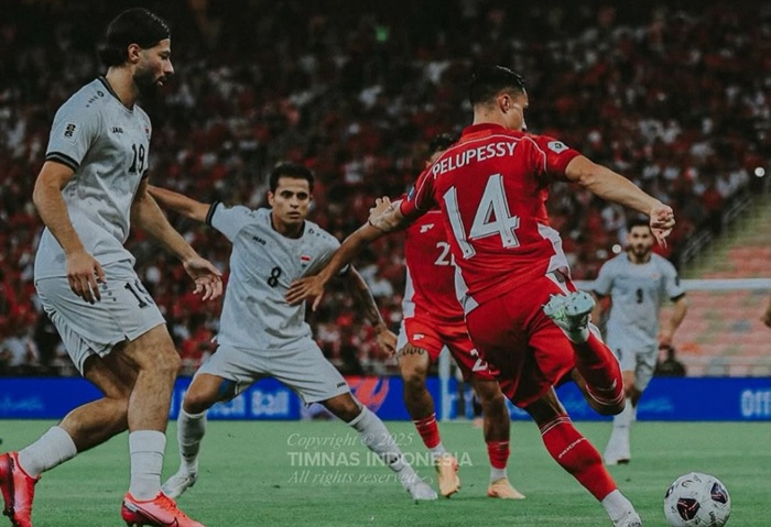 Aksi Gelandang Timnas Indonesia, Adam Pelupessy, saat melawan Irak dalam laga putaran keempat Kualifikasi Piala Dunia 2026 zona Asia di Stadion King Abdullah Sport City, Jeddah.