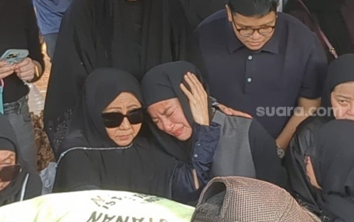 Kesedihan Olla Ramlan pecah saat prosesi pemakaman sang ibunda.