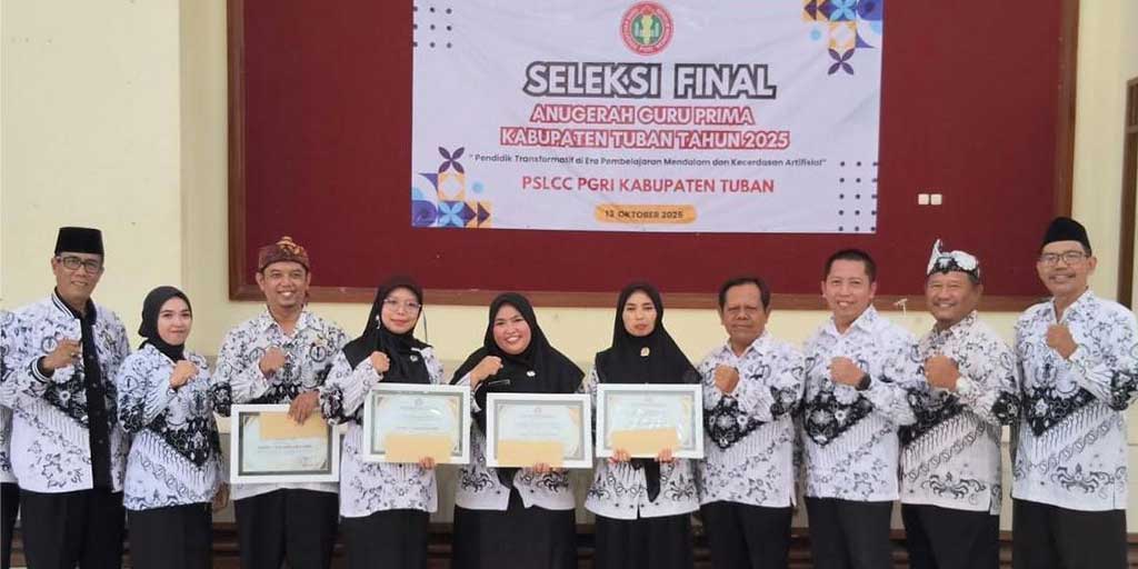 Empat guru terbaik pemenang Anugerah Guru Prima 2025 tingkat Kabupaten Tuban foto bersama sejumlah pengurus SLCC PGRI Tuban di Gedung Graha Dwija PGRI Tuban, Senin (13/10).