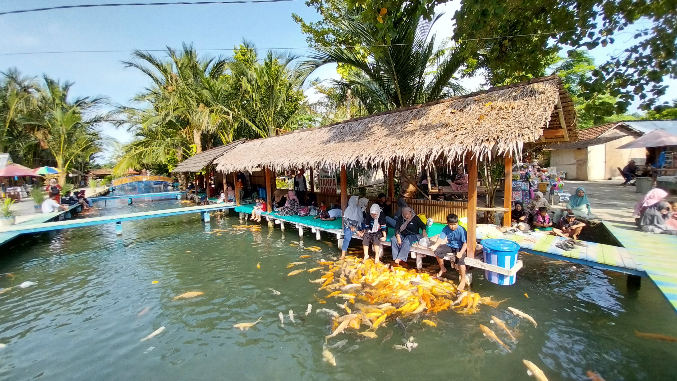 Para pengunjung menikmati keindahan wisata air di Silowo, Kecamatan Merakurak, kemarin (12/10).