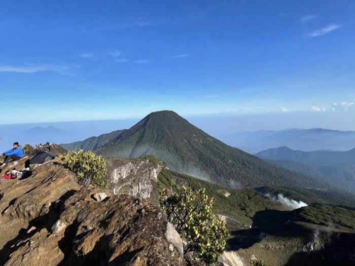 Pendakian Gunung Gede Pangrango Ditutup Sementara Mulai 13 Oktober 2025 Akibat Sampah yang Menumpuk