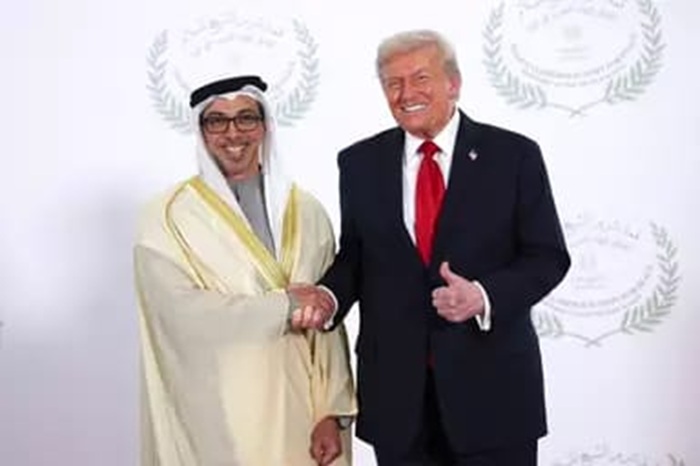 Presiden Amerika, Donald Trump, saat bertemu Sheikh Mansour di KTT Gaza.
