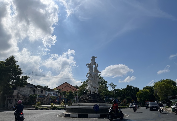 Kondisi cuaca panas terik namun berawan menghiasi kawasan Bundaran Seleko Tuban.
