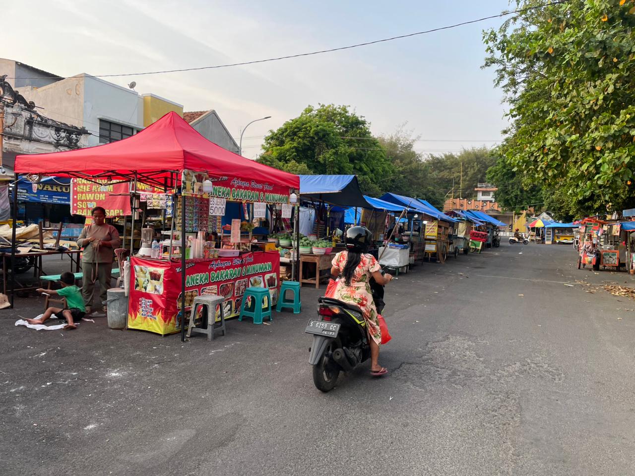 Lapak UMKM berjualan di area parkir Pantai Boom Tuban.