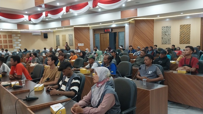 Para PKL Kebonsari menyampaikan aspirasi dalam hearing di gedung paripurna DPRD Tuban kemarin (13/10).