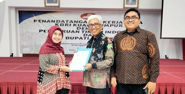 Wakil Rektor I Unirow Tuban Anggia Kalista (kiri) didampingi Kepala Lembaga Pengabdian Masyarakat Unirow Tuban Hendra Suwardana (kanan) menyerahkan PKS kepada perwakilan Duta Besar KBRI Kuala Lumpur.