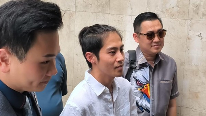 DJ Panda hadir di Polda Metro Jaya atas laporan Erika Carlina soal dugaan pengancaman.