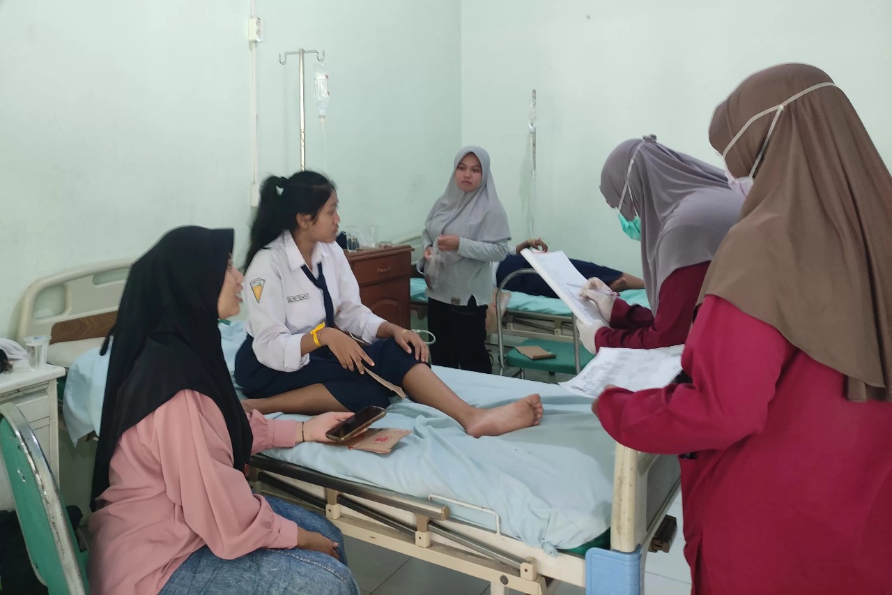 Salah satu siswa SMPN 1 Boyolangu yang mengalami keracunan MBG menjalani perawatan di Puskesmas Boyolangu.