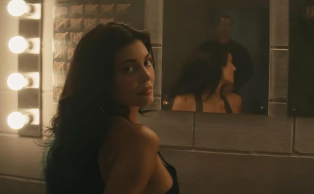 Tangkapan layar penampilan Kylie Jenner dalam debut perdananya lewat lagu