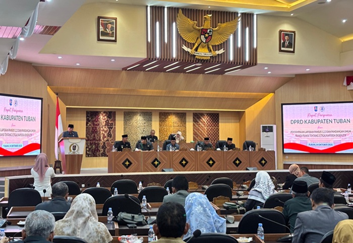 DPRD bersama Bupati Tuban Aditya Halindra Faridzky mendengarkan laporan dari pansus dan fraksi di dalam rapat paripurna kemarin (14/10).