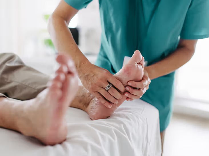 Ilustrasi petugas medis melakukan pemeriksaan pada kaki pasien diabetes untuk mendeteksi tanda-tanda awal neuropati diabetik.