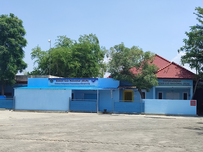 Dapur Satuan Pelayanan Pemenuhan Gizi&nbsp;(SPPG) di Desa Glondonggede, Kecamatan Tambakboyo yang menangani MBG di kecamatan setempat yang tertutup rapat tanpa aktivitas, Rabu (15/10) pagi hingga