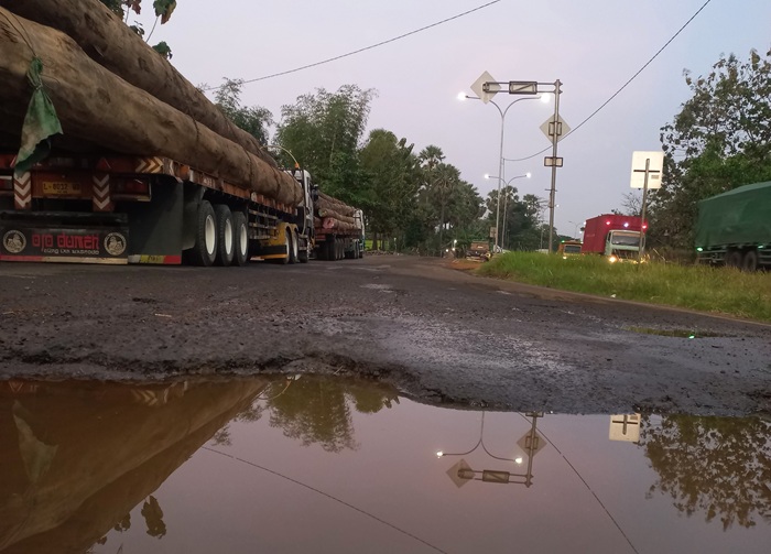 Pemandangan jalan lingkar selatan yang mengalami kerusakan parah.
