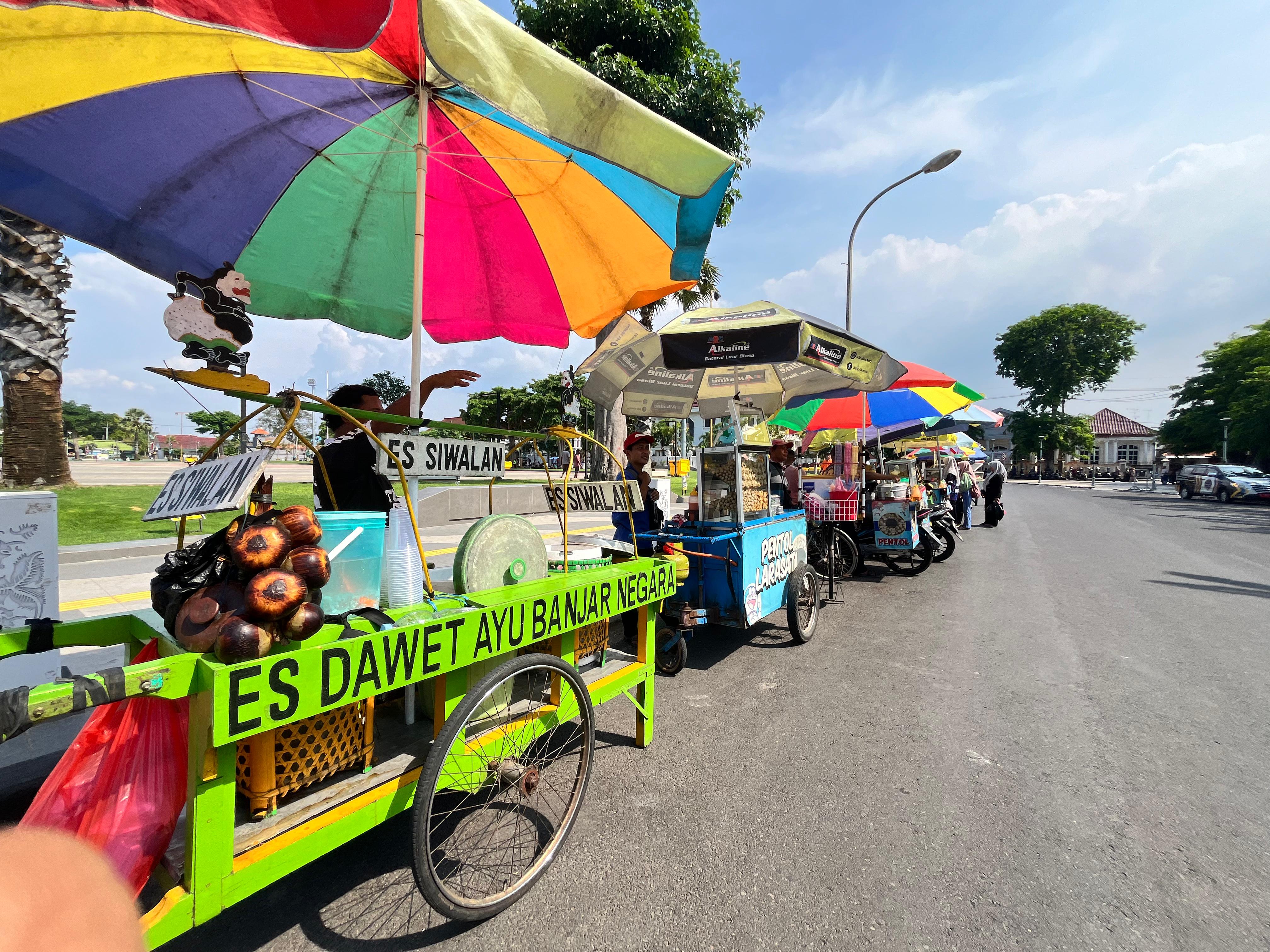 PKL eks Alun-Alun Tuban tiga kali gelar aksi menolak relokasi. Bupati Mas Lindra tetap pada pendirian, menyebut kebijakan ini demi ruang publik yang adil dan tertib