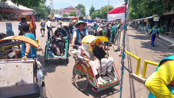 Rencana DLHP Tuban menerapkan sistem ganjil-genap bagi becak wisata menuai penolakan.