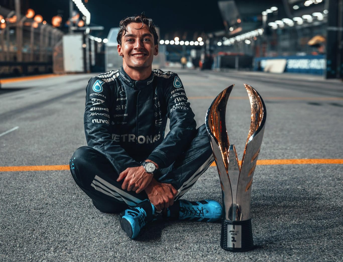 George Russell resmi perpanjang kontrak di Mercedes setelah kemenangannya di Singapura.