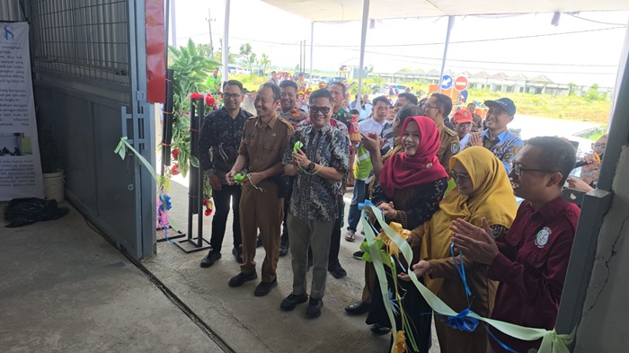 Tempat Pengelolaan Sampah Terpadu (TPST) D&rsquo;Joyo Lestari di Desa Sawir, Kecamatan Tambakboyo, Tuban, Jawa Timur diresmikan diresmikan Selasa (14/10).