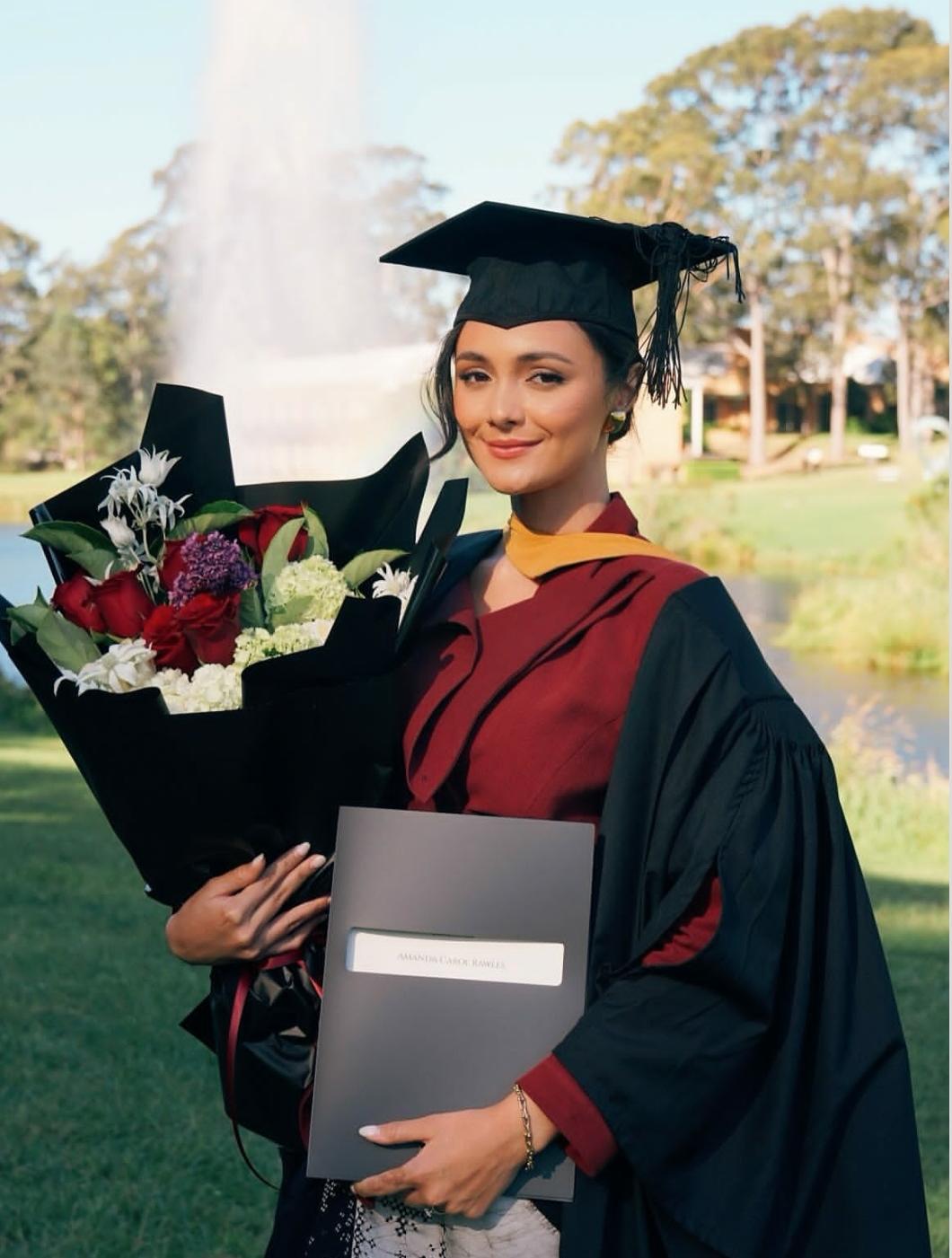 Momen kelulusan Amanda Rawles dari Macquarie University.